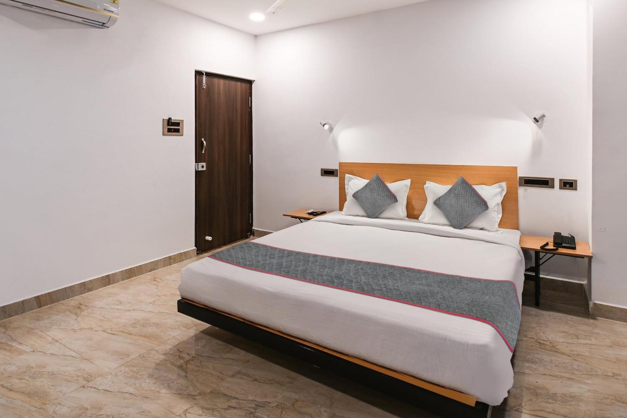 Super Townhouse De Alphabet Karmanghat Hyderabad Eksteriør bilde